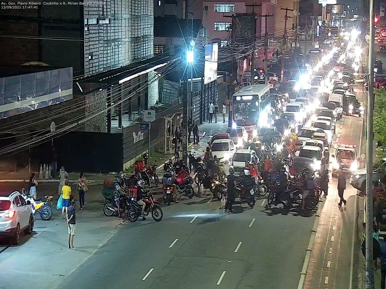 Motoboys fecham avenida em protesto após morte de entregador em acidente no Retão de Manaíra em João Pessoa