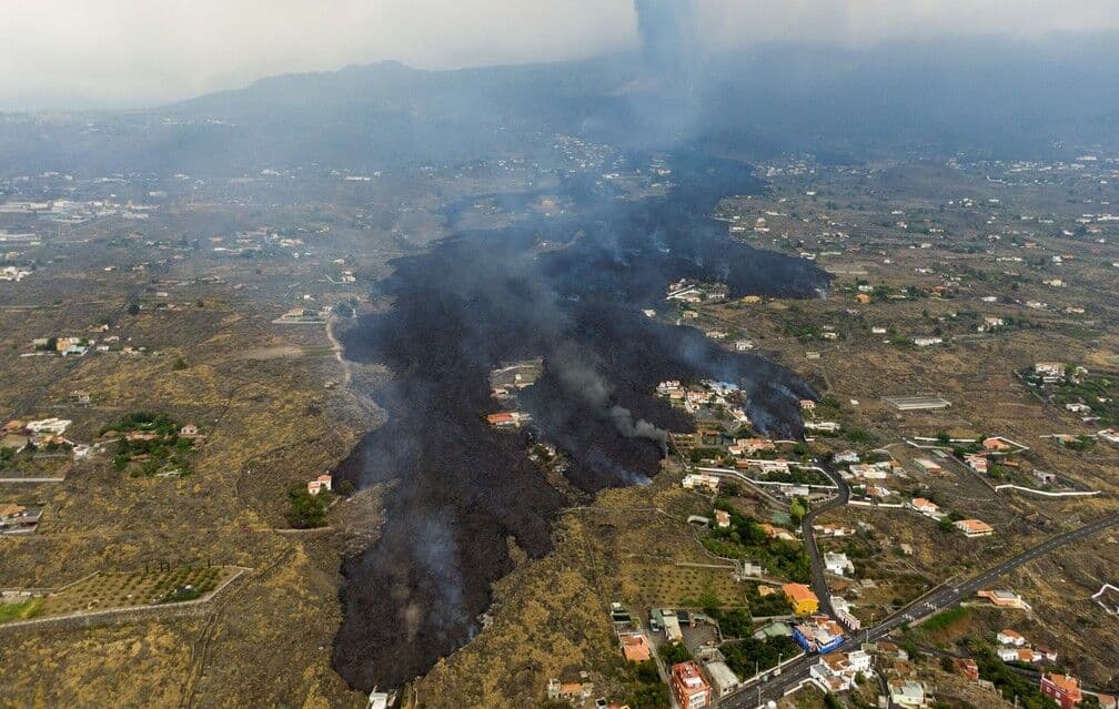 Lava de vulcão nas Canárias pode gerar gases tóxicos se chegar ao mar