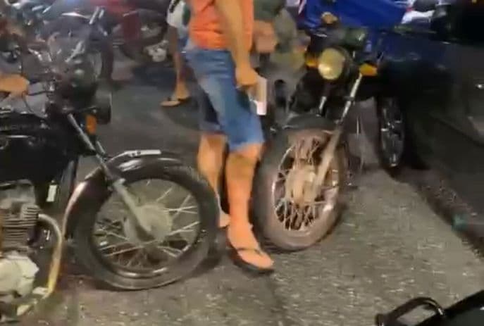 Policial armado ameaça motoboy durante protesto em João Pessoa e Corregedoria da PM apura caso
