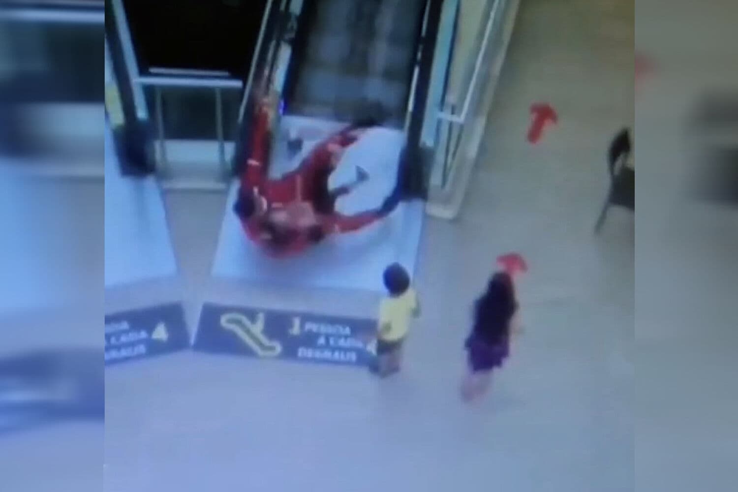 Bombeiro evita acidente com criança na escada rolante do Mangabeira Shopping