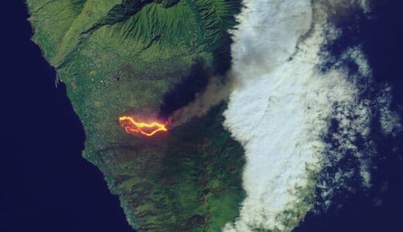 NASA mostra imagens incríveis da lava do vulcão Cumbre Vieja indo para o oceano