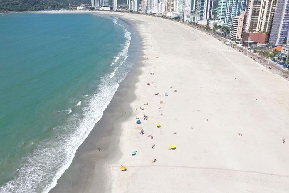 Balneário Camboriú libera trecho de nova faixa de areia; guarda-vidas mudam estratégias para reforçar segurança de banhistas