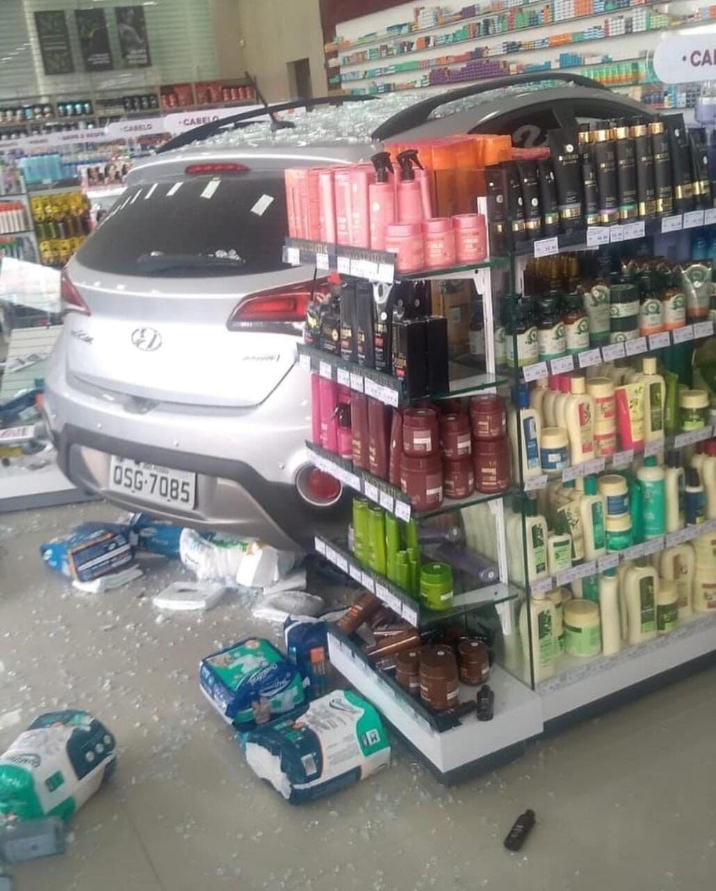 Motorista perde controle de veículo e invade farmácia em João Pessoa