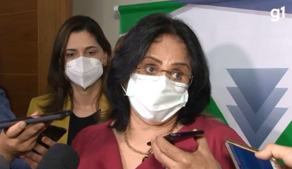 Damares planeja propor permissão para adoção de idosos