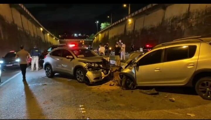 Acidente envolvendo quatro veículos deixa uma idosa morta na BR-230, em João Pessoa