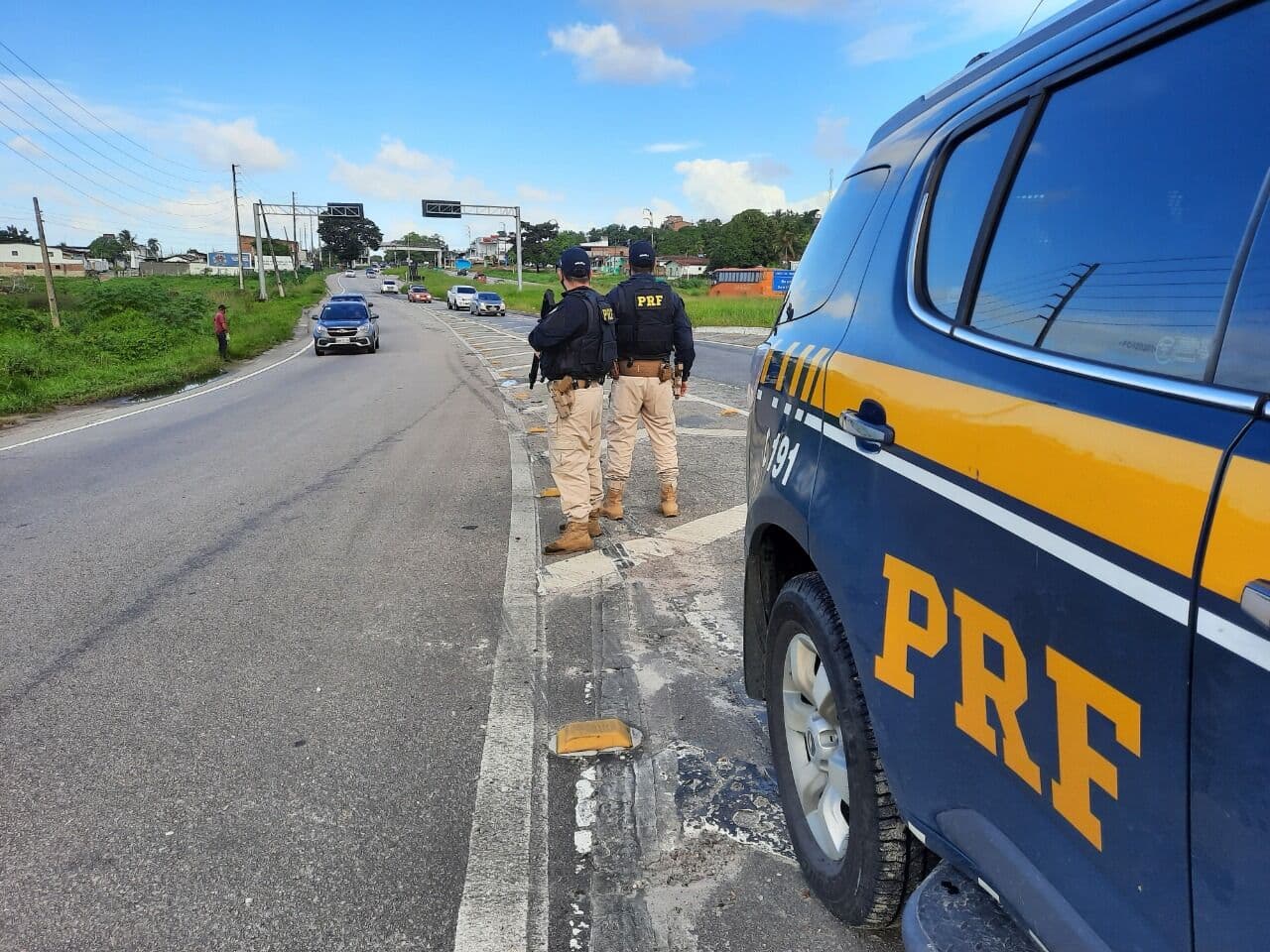 Criança e adolescente morrem após veículo colidir em barranco em rodovia da Paraíba