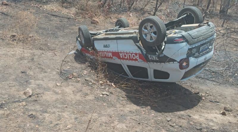 Policial militar fica ferido após viatura capotar na Paraíba