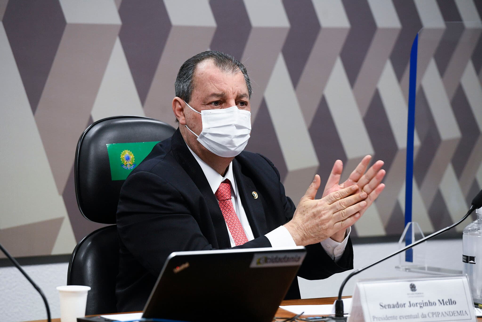 Aziz diz que Renan cede e tira de relatório da CPI acusação de genocídio contra Bolsonaro