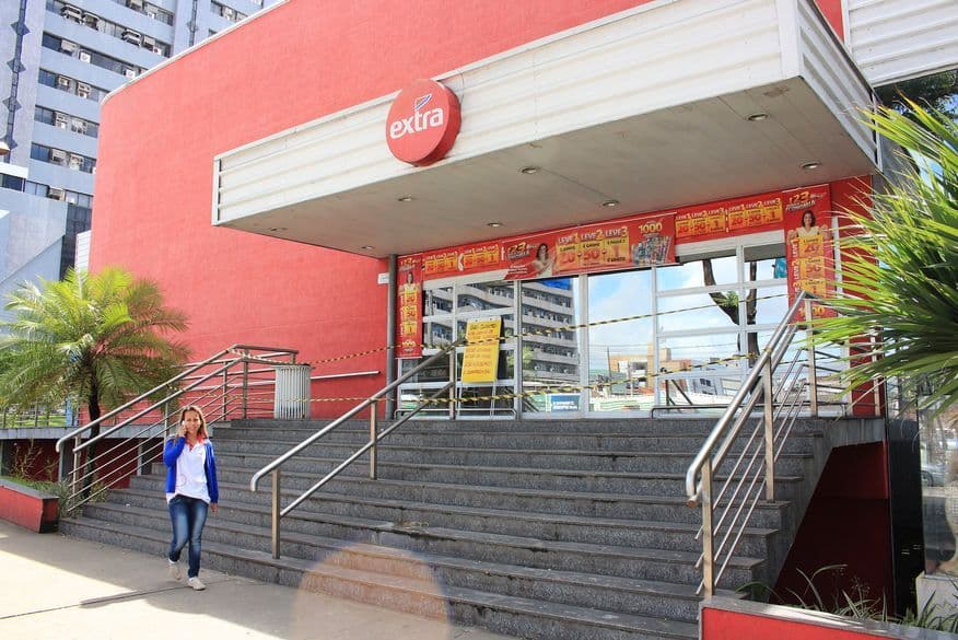 Bandidos arrombam supermercado e fogem levando 40 iphones, tablets e relógios em João Pessoa