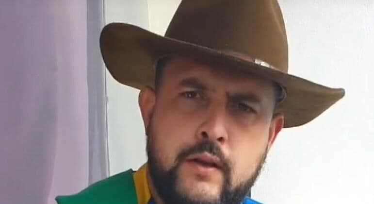 Zé Trovão se entrega à Polícia Federal após dois meses foragido fora do Brasil