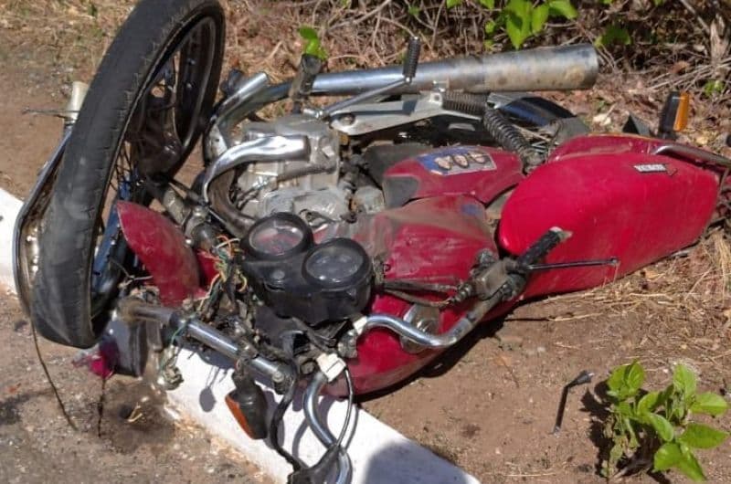 Acidente entre caminhão pipa e moto deixa idoso morto em rodovia da Paraíba