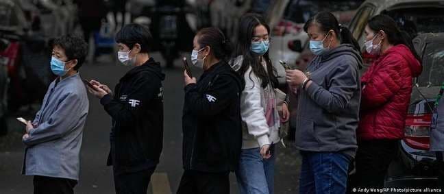 China pede que população estoque comida em meio a novo surto de Covid-19