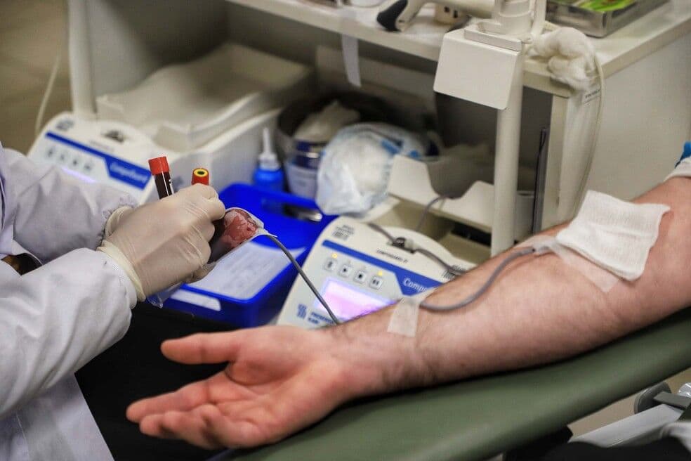 Senado aprova projeto que proíbe discriminação de doadores de sangue devido a orientação sexual