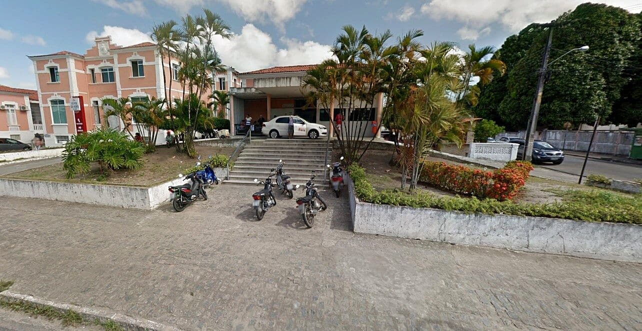 Após se acorrentar em entrada de hospital de João Pessoa, homem consegue vaga para internação e cirurgia do pai