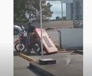 Vídeo: mulher leva televisão na garupa de moto, cai na saída de shopping em João Pessoa e flagra viraliza nas redes sociais