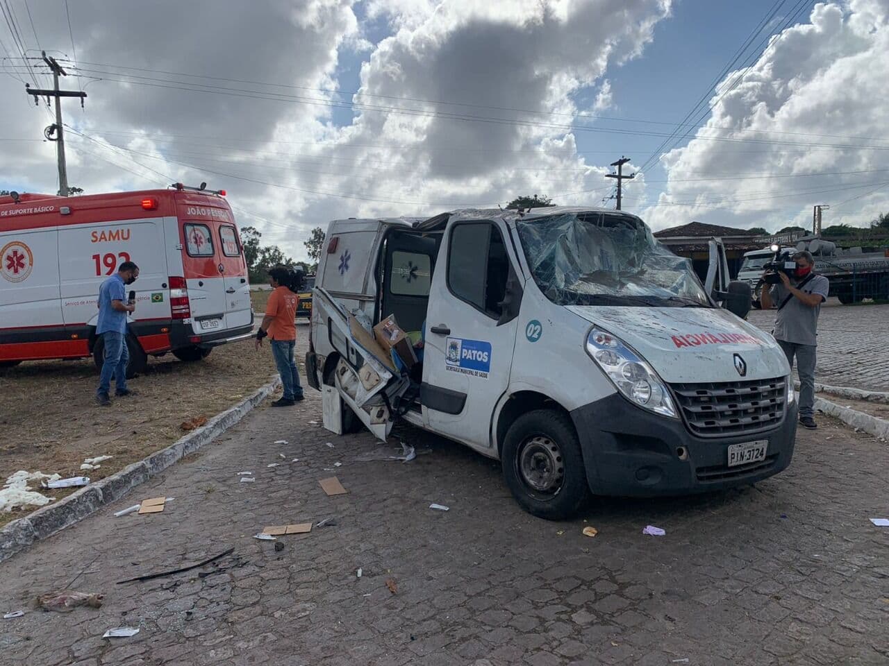 Ambulância do município de Patos capota e deixa feridos em rodovia da Paraíba