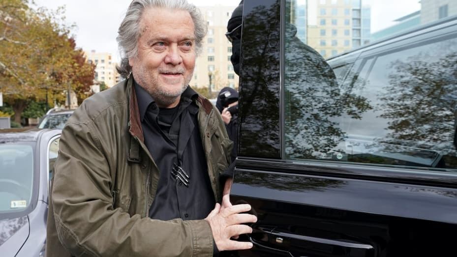 Steve Bannon, aliado do ex-presidente Trump, seentrega ao FBI e é preso