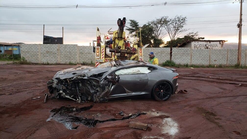 Jaguar fica destruído após colidir de frente com carreta em rodovia
