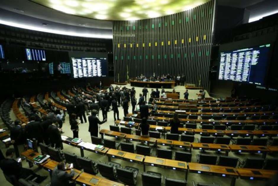 Conselho de ética do PSB abre processo contra deputados pró-reforma