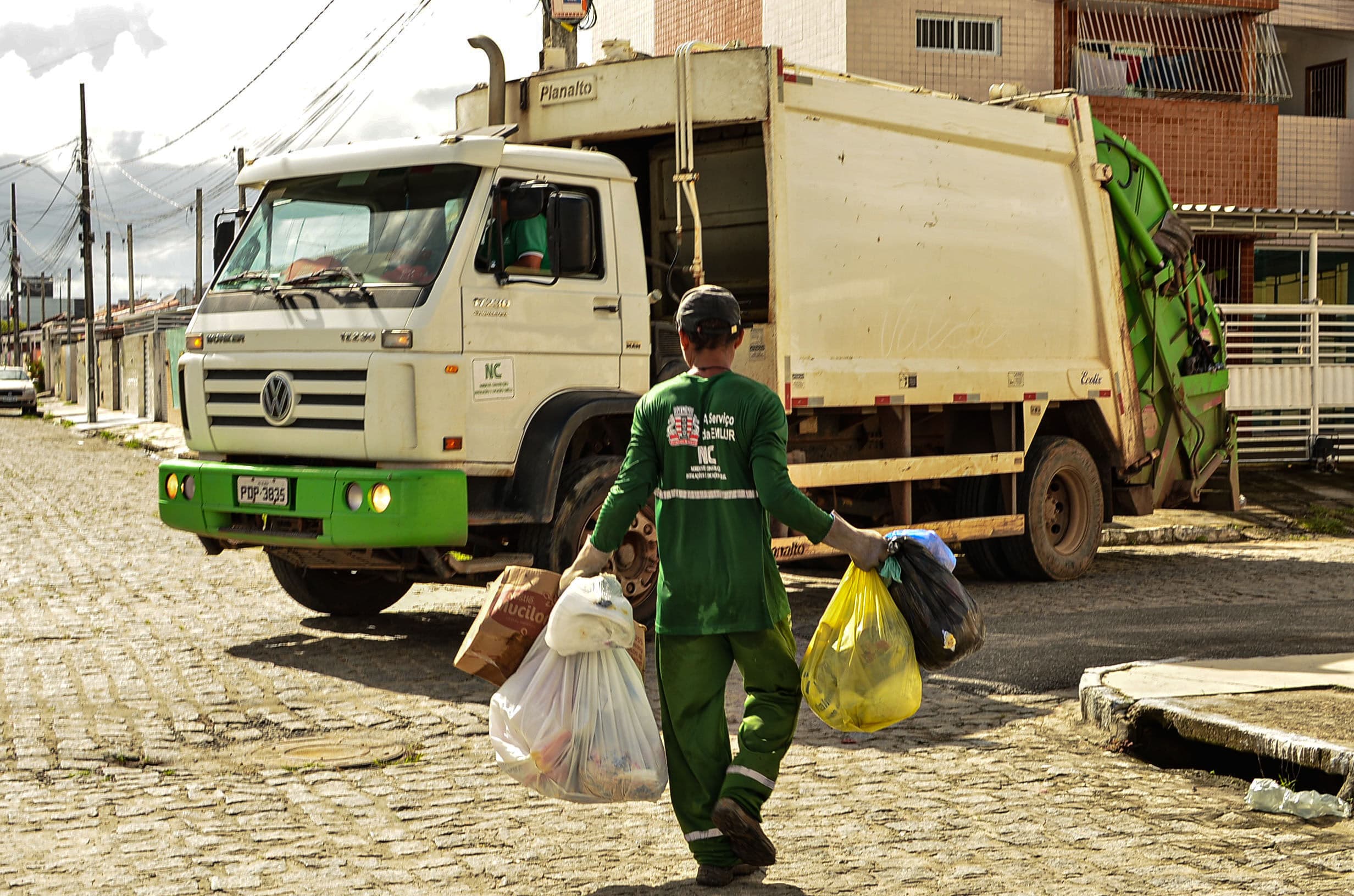 Emlur orienta população sobre descarte correto de lixo infectado por Covid-19
