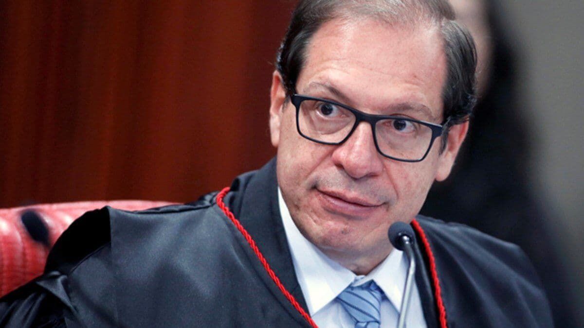 Ministro pede que advogado sem gravata se retire de sessão do STJ