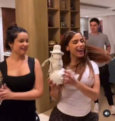 Affair de Juliette, produtor Daniel Trovejani aparece com ela na casa da ex, Anitta