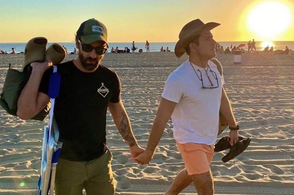 Marco Pigossi assume namoro com cineasta Marco Calvani