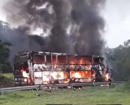 Ônibus que transportava 52 passageiros de São Paulo para o Sertão da Paraíba pega fogo em Minas Gerais