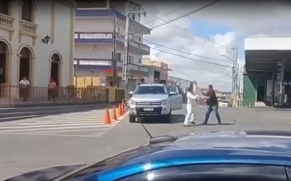 Dois homens discutem em grupo do WhatsApp por política, marcam encontro e trocam socos e empurrões no meio da rua em Remígio