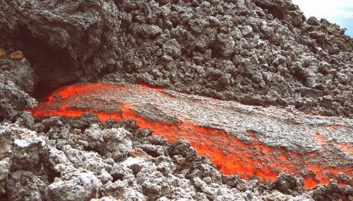 Erupção de vulcão deixa 34 mortos e rastro de destruição na ilha de Java