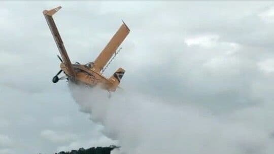 Avião cai dentro de rio em área rural e deixa mortos no Paraná