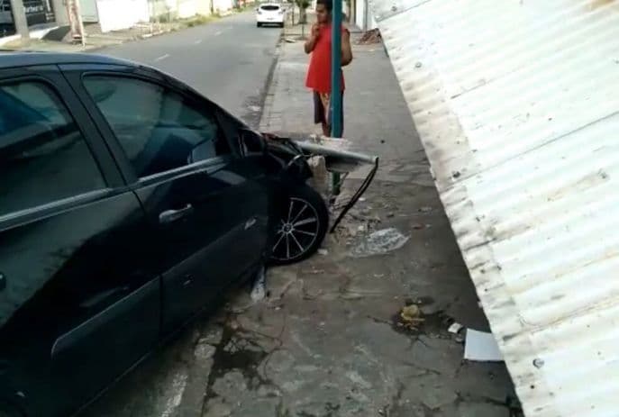 Condutora perde controle de veículo e derruba marquise de estabelecimento comercial em João Pessoa