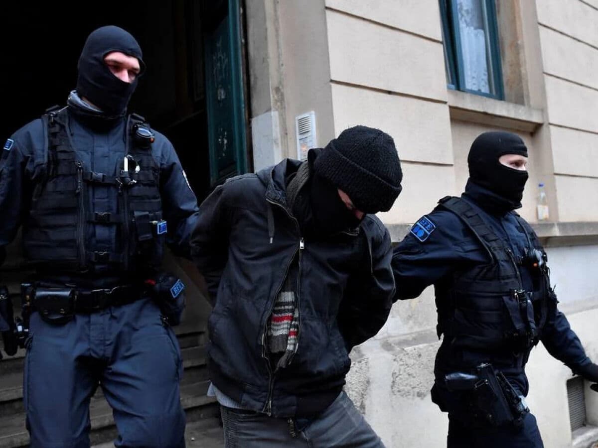 Alemanha descobre conspiração de grupo antivacina para assassinar premiê da Saxônia