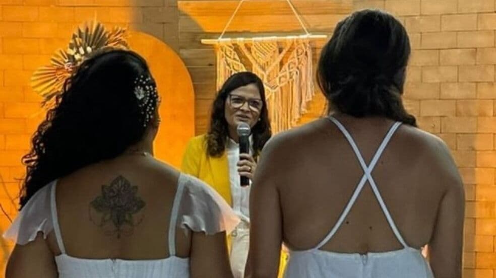 Pastora que celebrou casamento entre mulheres é ameaçada de morte