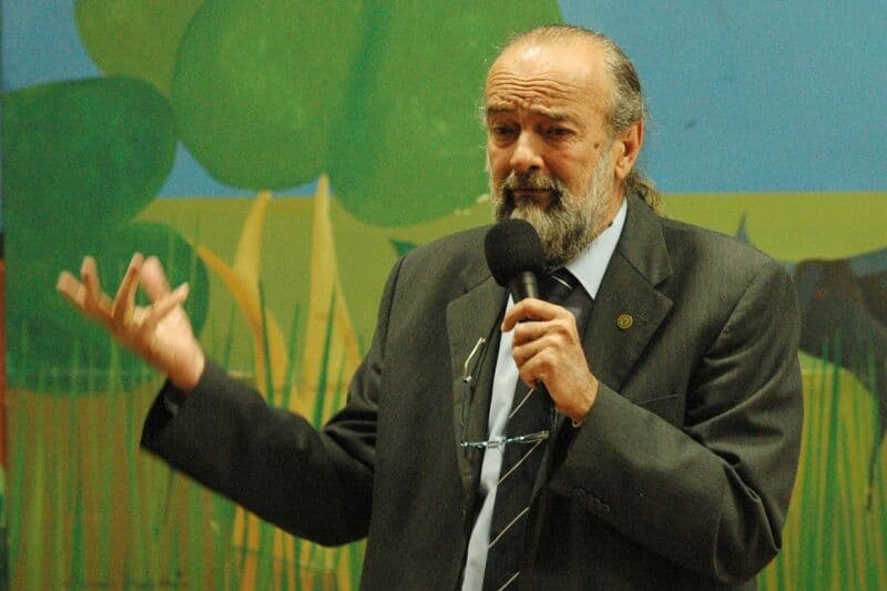 Bolsonaro volta a colocar eleições em xeque e, sem provas, diz que Aécio derrotou Dilma em 2014