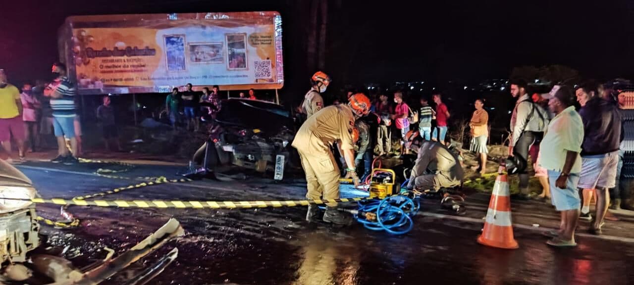 Casal fica preso às ferragens e criança fica ferida após acidente envolvendo dois veículos em rodovia da Paraíba