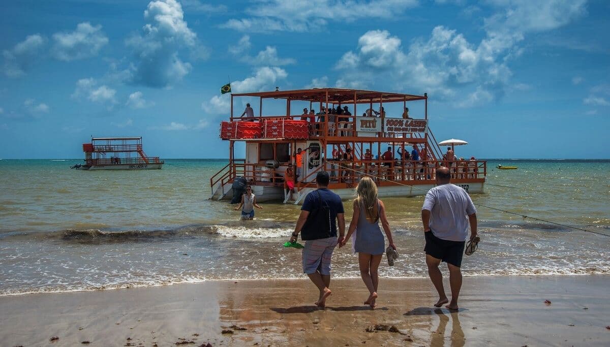Criança cai de catamarã após embarcação balançar com fortes ondas em mar de João Pessoa