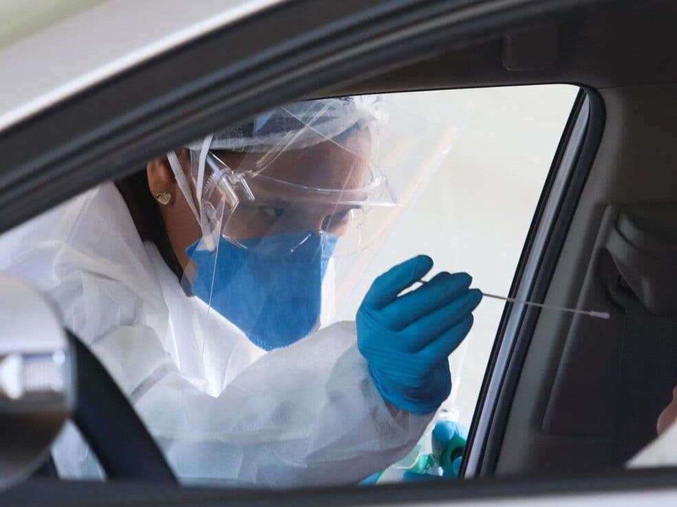 Fabricante de teste de Covid e gripe dobra produção após alta na procura