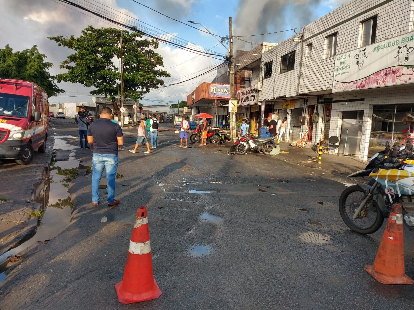 Corpo de Bombeiros segue no combate a incêndio de supermercado em João Pessoa e diz que perícia será feita para investigar as causas