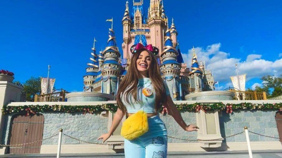 Gkay realiza sonho de conhecer parque da Disney e convida Mickey para Farofa