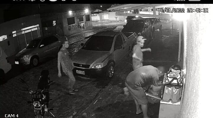 Motoboy tem moto levada por assaltantes quando se preparava para realizar entregas em João Pessoa