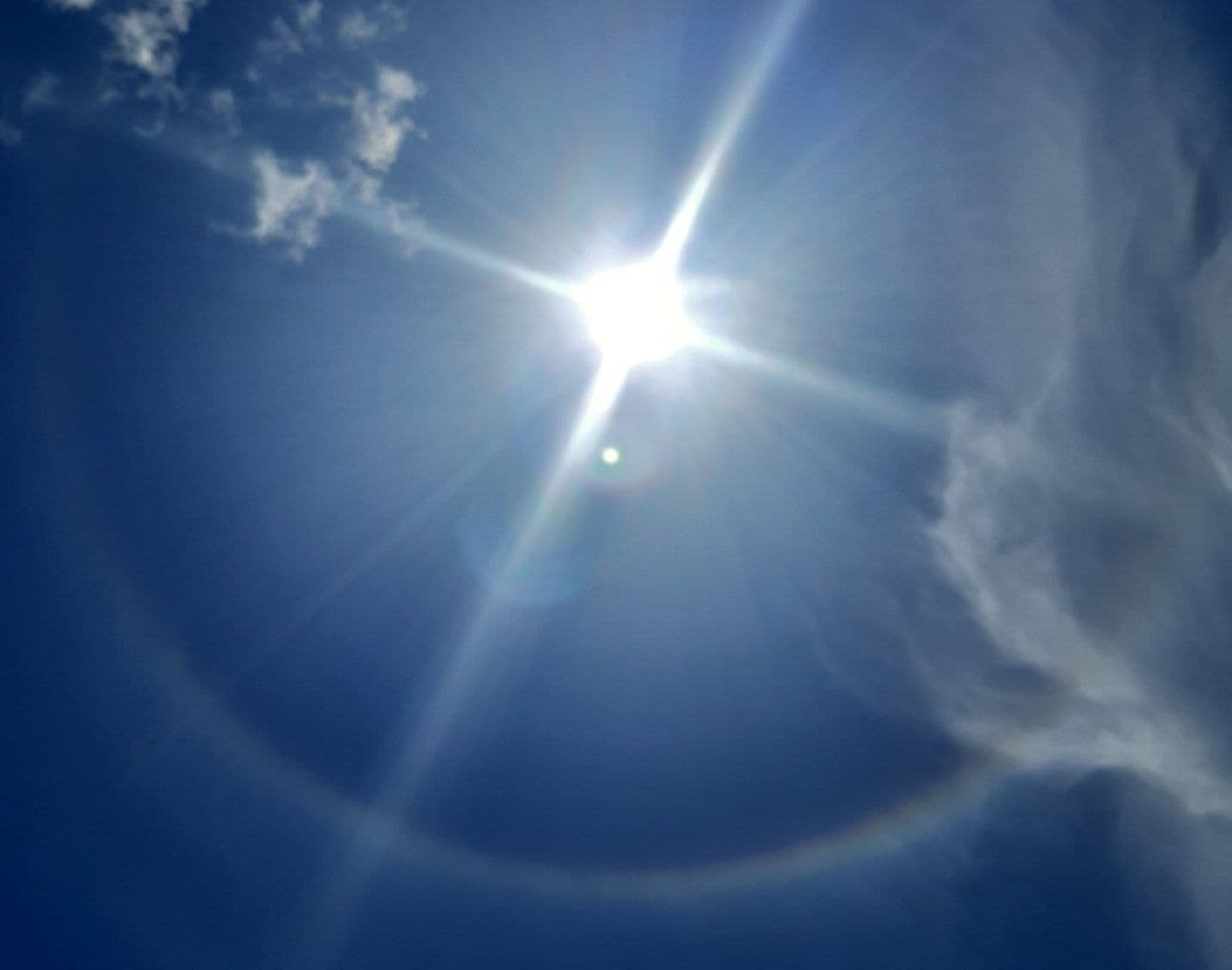 Halo Solar forma arco-íris circular no céu da Paraíba
