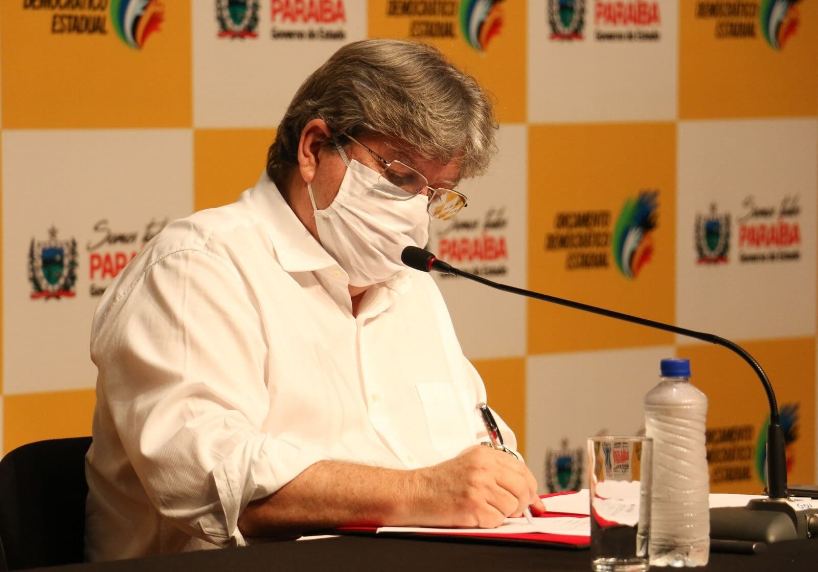 João Azevêdo suspende pagamento de impostos a optantes do Simples Nacional e 117 mil empresários serão beneficiados na Paraíba