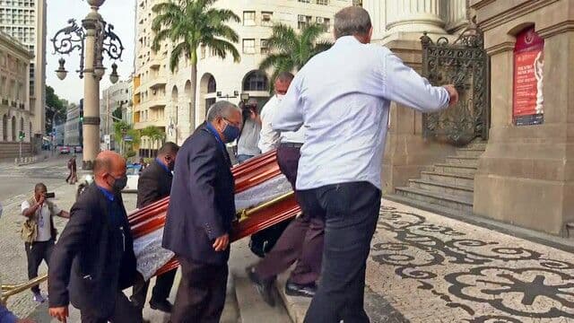 Despedida a Elza Soares: corpo chega ao Theatro Municipal para velório; cerimônia será aberta ao público às 10h