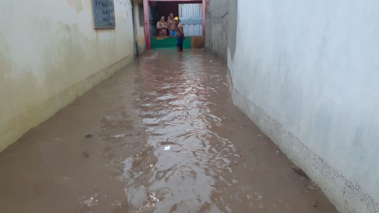 Comunidade fica alagada após fortes chuvas nesta sexta-feira em João Pessoa