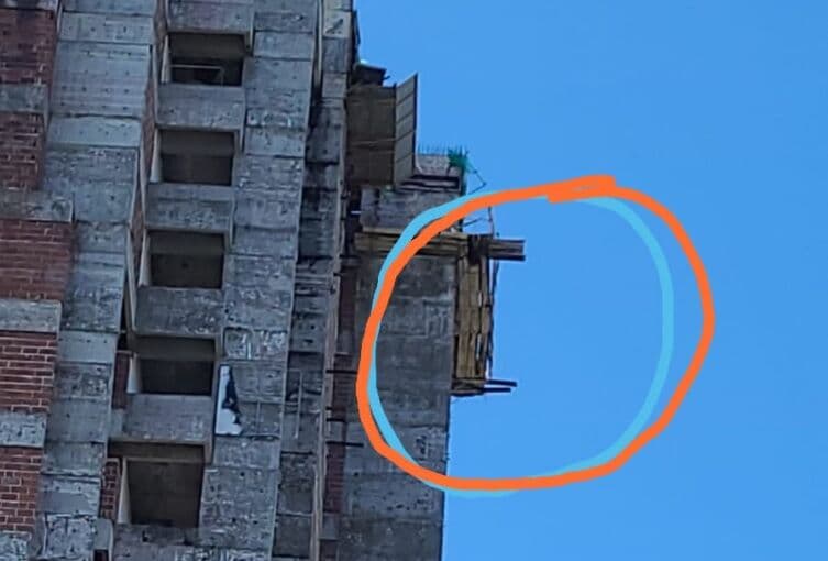 Estrutura de elevador do Edifício Liége, em João Pessoa, é flagrada prestes a cair e moradores denunciam perigo