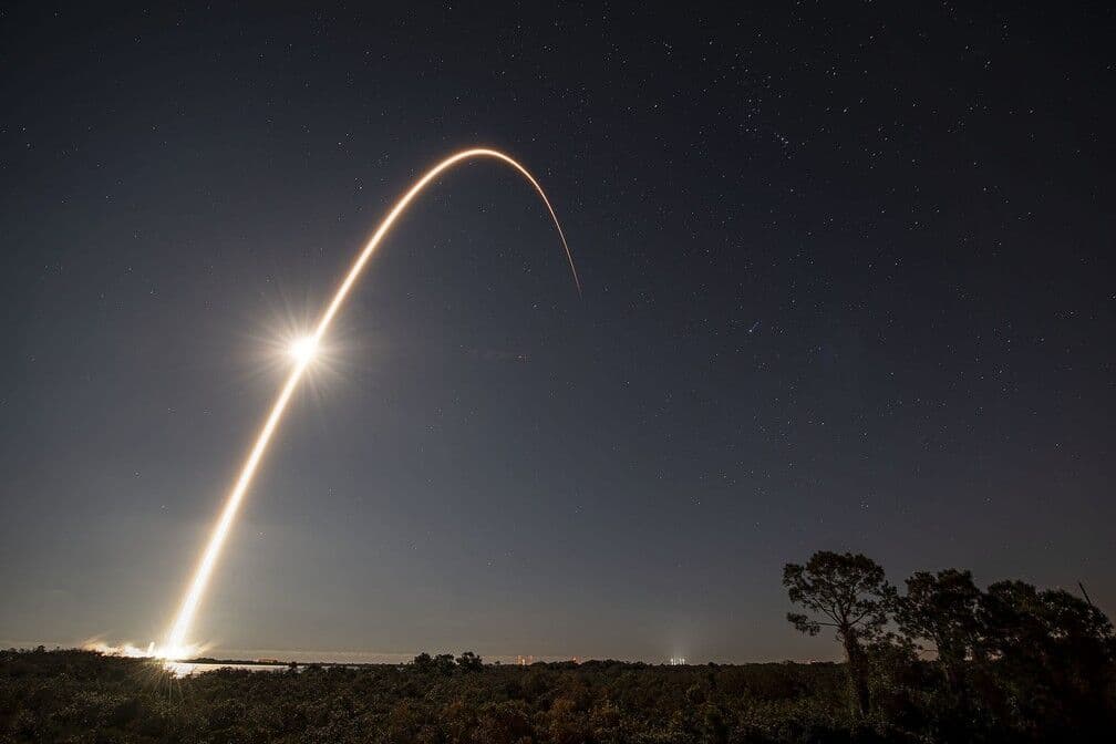 A outra corrida espacial dos bilionários: SpaceX e Amazon miram internet via satélite