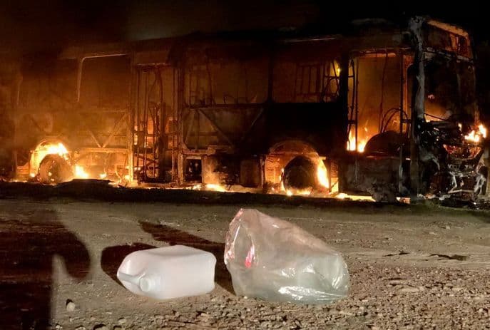 Bandidos ateiam fogo em ônibus coletivo no bairro de Mangabeira, em João Pessoa