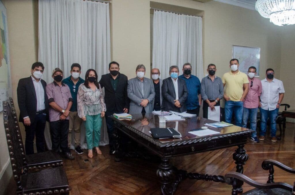 Governador João Azevêdo recebe prefeitos paraibanos no Palácio da Redenção, em João Pessoa