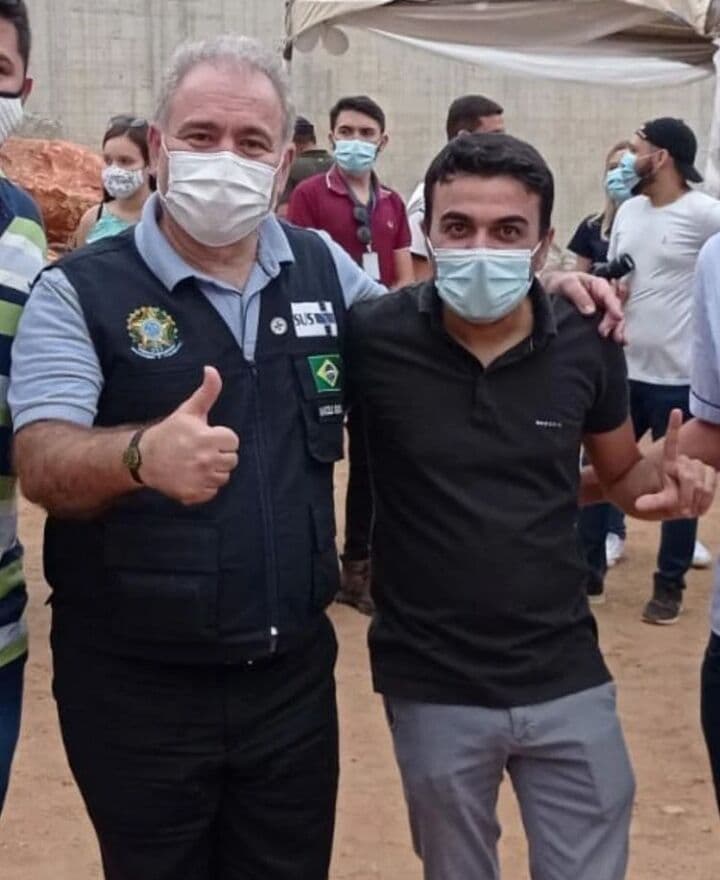 Vereador de Cuité faz 'L' de Lula em foto com ministro da Saúde durante visita à Paraíba
